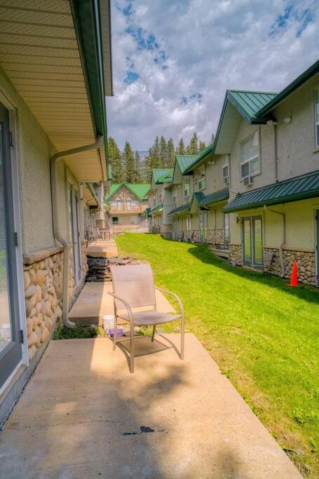 5 Mins To Banff - Cozy Townhome 2Br&2Bath - Banff Pass Included Canmore Bagian luar foto